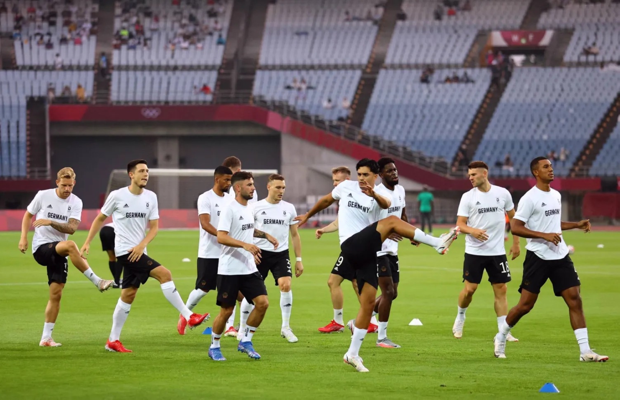 نجوم ألمانيا يتكفلون بنقل 600 مشجع في المونديال